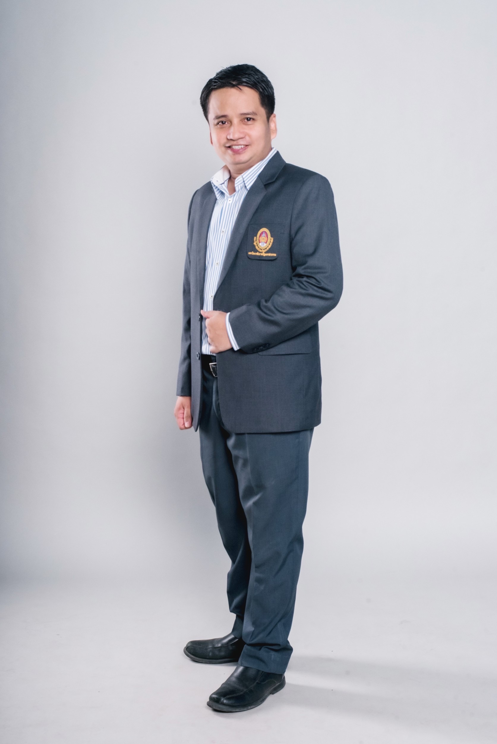 ธีรภัทร์  ลอยวิรัตน์
